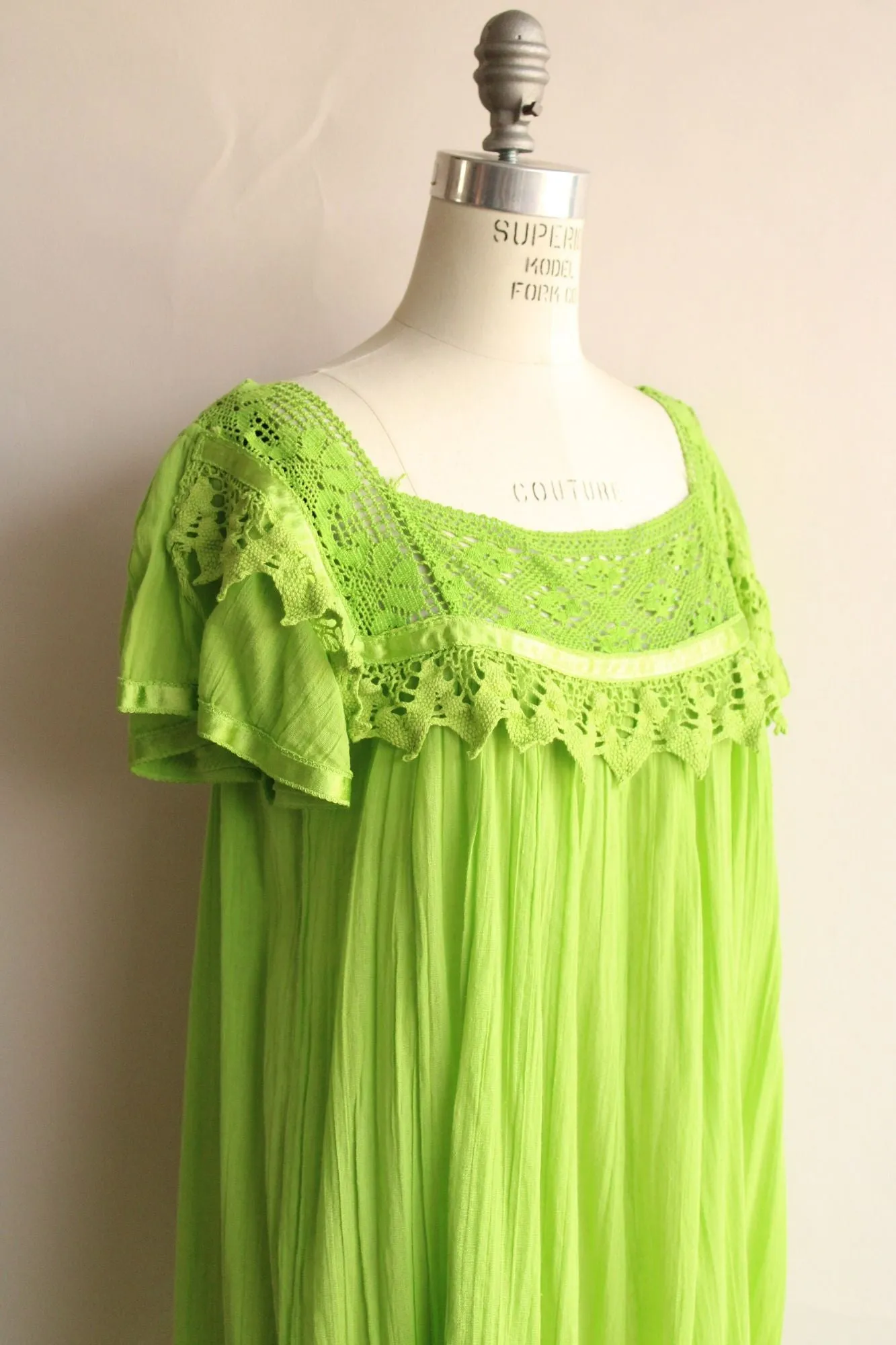 Vintage 1970s 1980s Apple Green Peasant Dress with Crochet Lace Trim