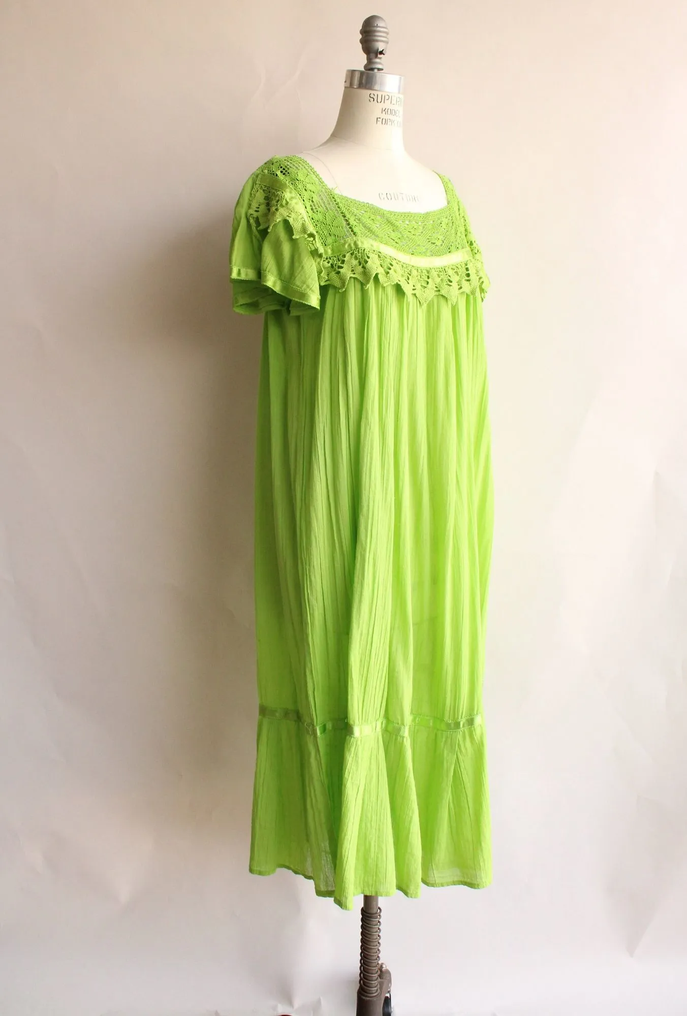 Vintage 1970s 1980s Apple Green Peasant Dress with Crochet Lace Trim